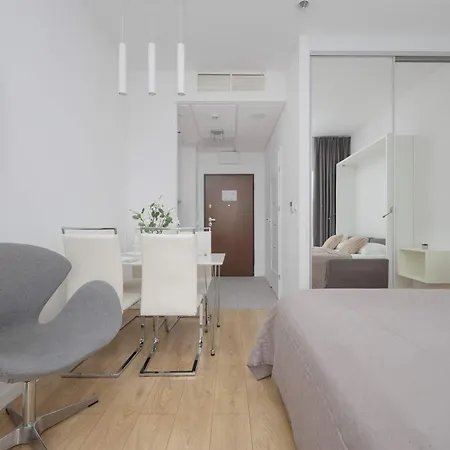 Kasprzaka Air-conditioned With Balcony By Renters דירה ורשה