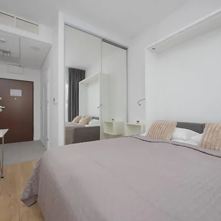 Kasprzaka Air-conditioned With Balcony By Renters דירה ורשה