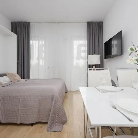 Kasprzaka Air-conditioned With Balcony By Renters דירה